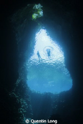 Freediving Swallows Cave, Vava'u.
Canon 550D, Tokina 10-... by Quentin Long 